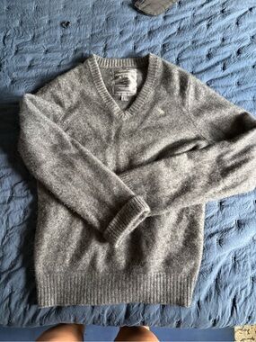 Abercrombie & Fitch women’s Gray V-Neck Sweater cashmere